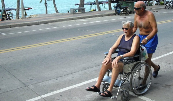 600×350 Rolstoel man voortgeduwd