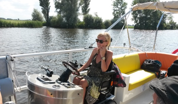 600×350-Fluisterboot-rolstoeler-achterstuur1.jpg